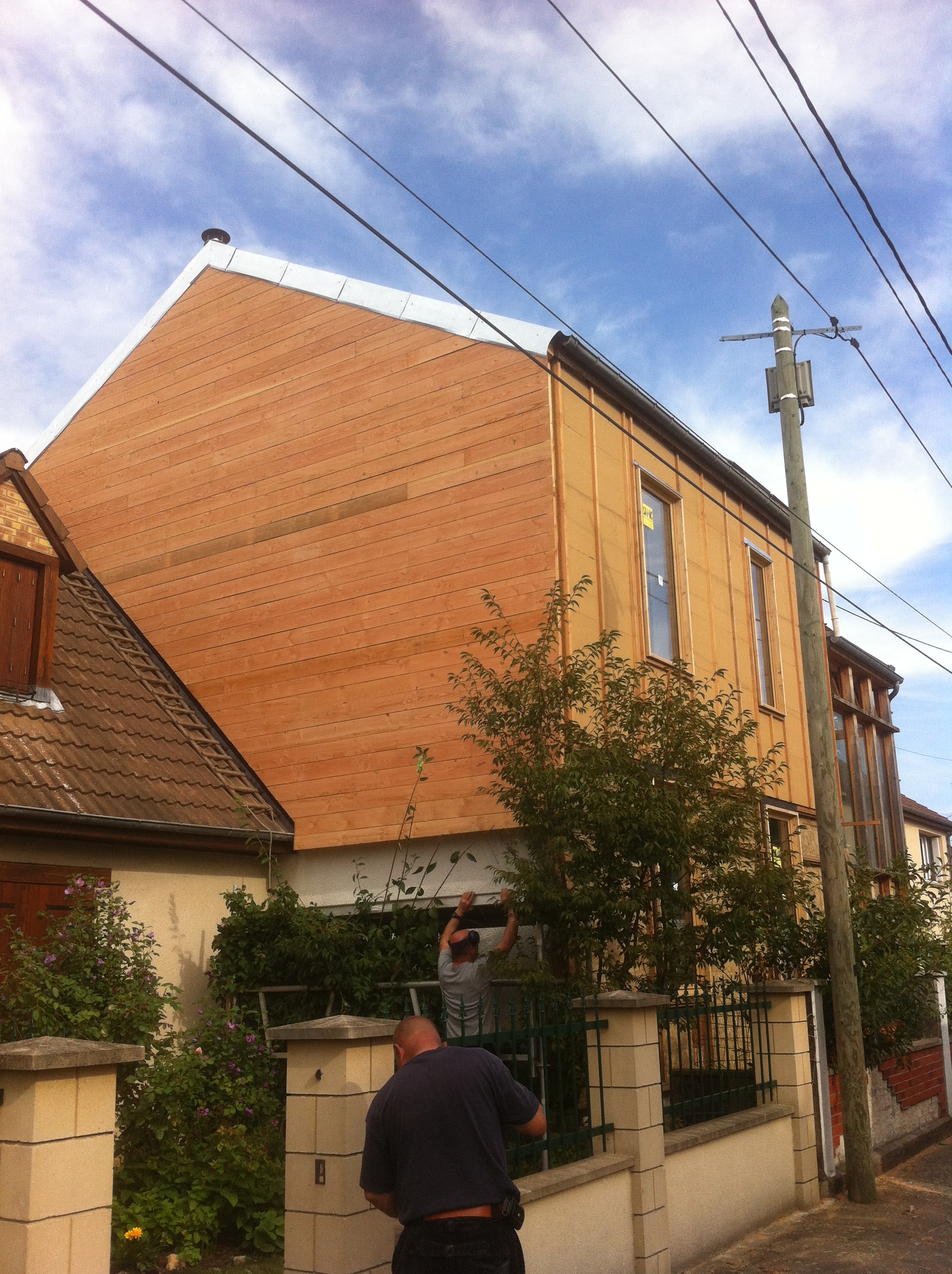 Isolation extérieure avec mur capteur et menuiseries mélèze 